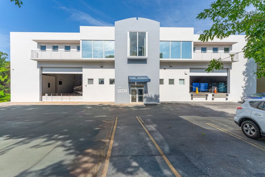 2100 Nw 102nd Pl, Doral, FL à louer - Photo du bâtiment - Image 1 de 17