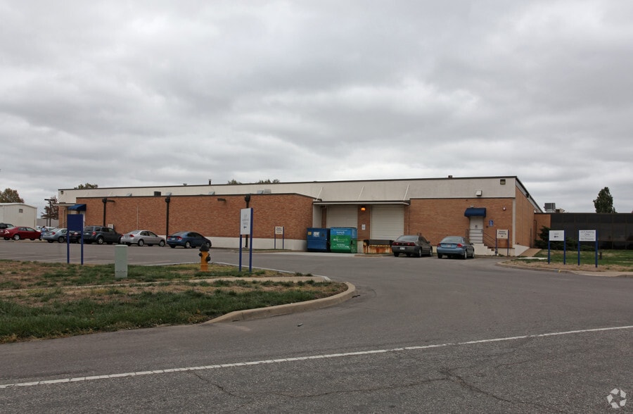 8915 Lenexa Dr, Lenexa, KS for lease - Primary Photo - Image 2 of 3