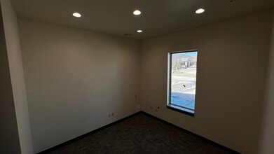 922 SW 107th St, Oklahoma City, OK for lease Interior Photo- Image 2 of 6