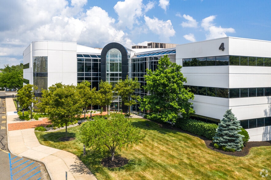 4 Industrial Way W, Eatontown, NJ à louer - Photo du bâtiment - Image 3 de 8