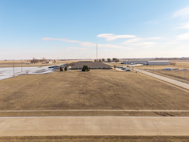 418 Bronco Dr, Bloomington, IL for sale - Building Photo - Image 3 of 4