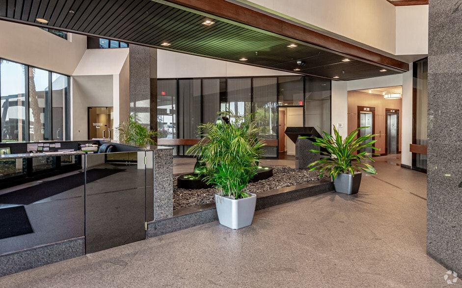 1555 Palm Beach Lakes Blvd, West Palm Beach, FL à louer - Hall d’entrée - Image 3 de 22