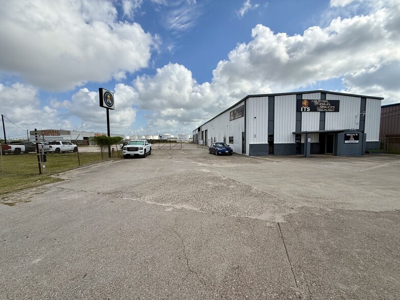 7410 Leopard St, Corpus Christi, TX for sale - Building Photo - Image 2 of 10