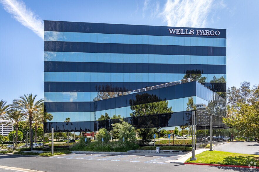 4590 MacArthur Blvd, Newport Beach, CA à louer - Photo du bâtiment - Image 1 de 8