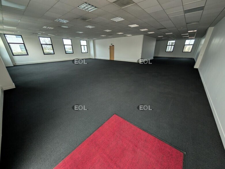 Flex in Créteil for lease - Interior Photo - Image 3 of 8