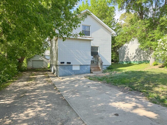 Plus de détails pour 822 W Maple Ave, Fergus Falls, MN - Multi-résidentiel à vendre