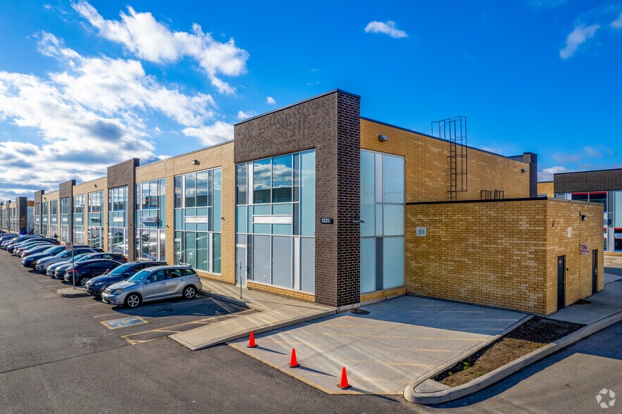 1225 Queensway E, Mississauga, ON à vendre - Photo du bâtiment - Image 3 de 4