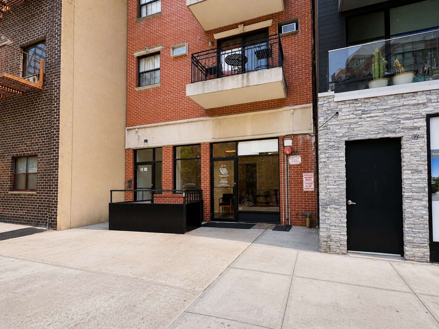 27-11 Astoria Blvd, Astoria, NY à louer Photo principale- Image 1 de 2