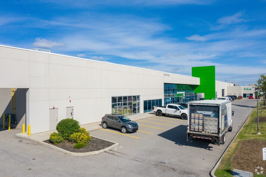 333 28th St NE, Calgary, AB à louer - Photo du bâtiment - Image 3 de 5