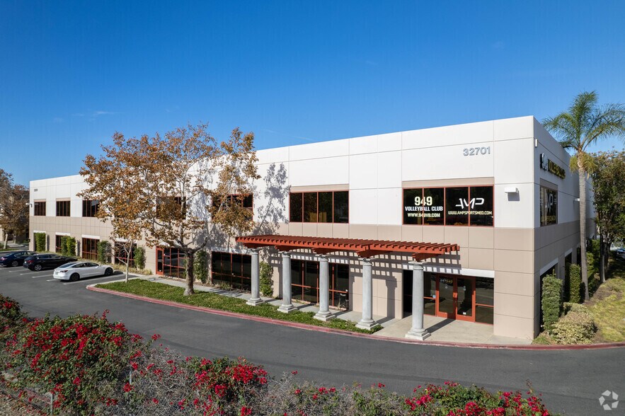 32701-32707 Calle Perfecto, San Juan Capistrano, CA à louer - Photo principale - Image 1 de 26