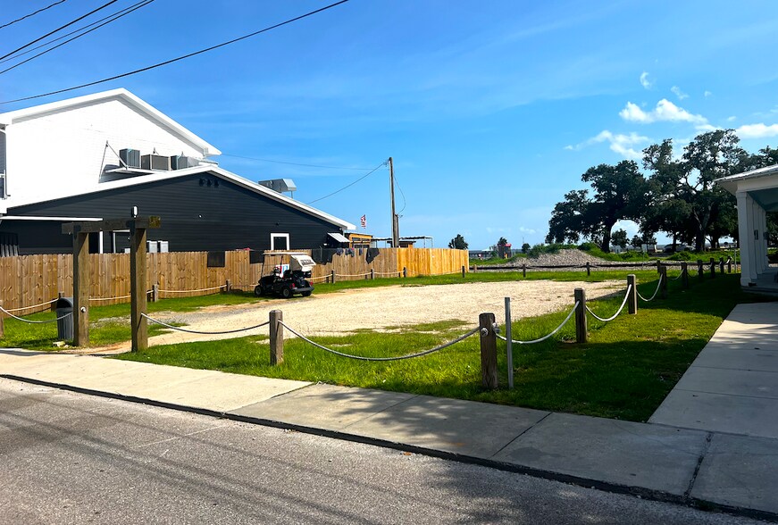 104 Court St, Bay Saint Louis, MS for sale - Primary Photo - Image 1 of 4