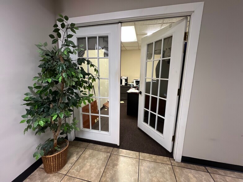 105 S York St, Elmhurst, IL à louer - Photo du bâtiment - Image 3 de 21