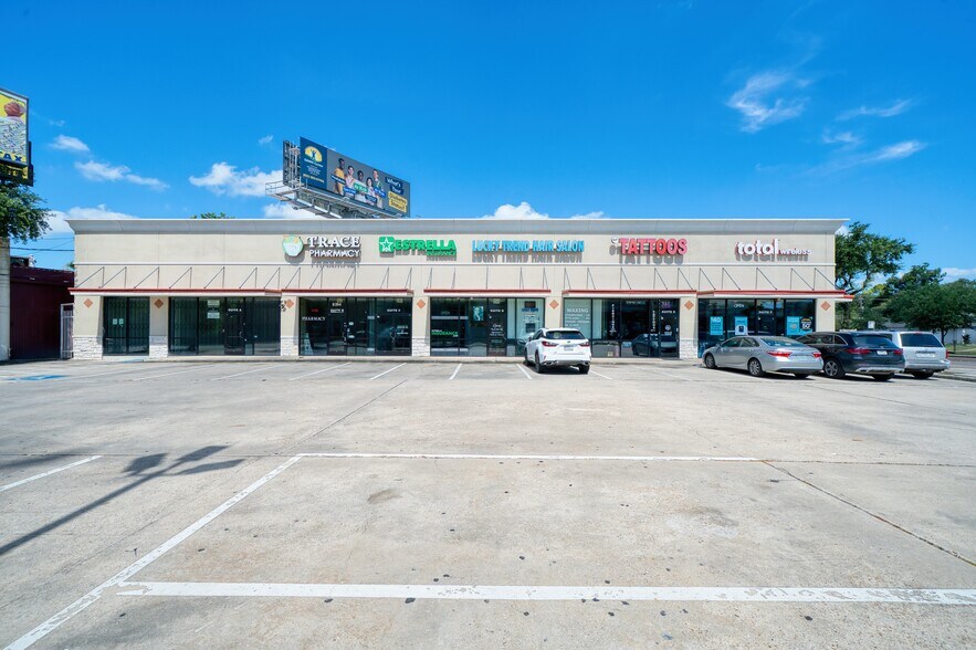 8104 Southwest Fwy, Houston, TX for lease - Building Photo - Image 2 of 3