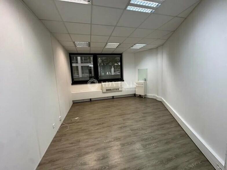 Office in Lognes for lease - Building Photo - Image 2 of 4