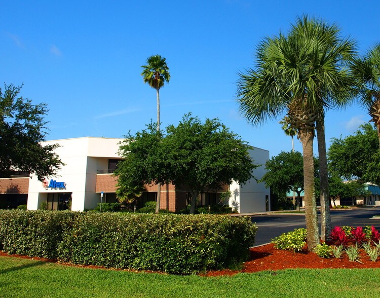 390 N Wickham Rd, Melbourne, FL à louer - Photo du bâtiment - Image 1 de 1