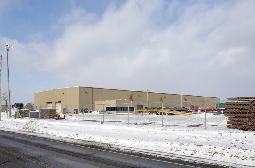 950 Industrial Rd, Cambridge, ON à louer - Photo du bâtiment - Image 3 de 5