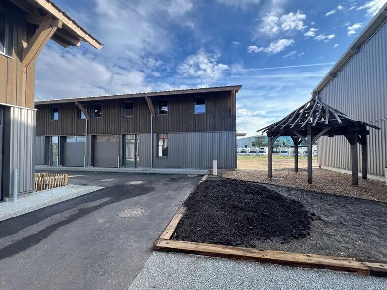 Local d'activités dans Le Haillan à vendre - Photo du bâtiment - Image 3 de 13