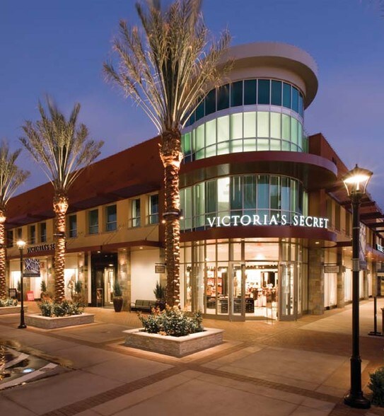 13925 City Center Dr, Chino Hills, CA à louer - Photo du bâtiment - Image 2 de 11