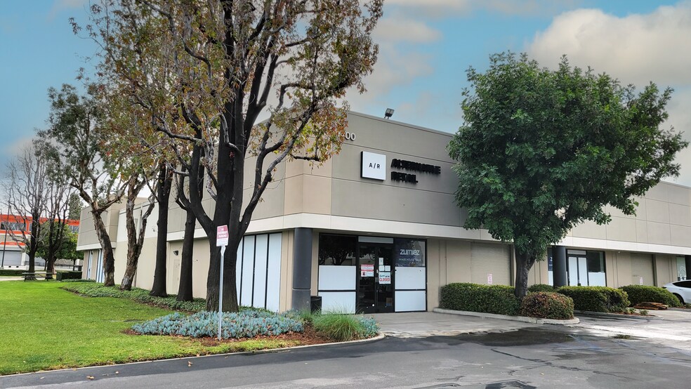 1400-1408 Village Way, Santa Ana, CA à louer - Photo du bâtiment - Image 2 de 5