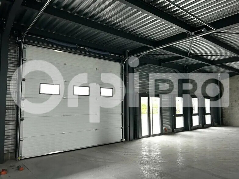 Flex in Bourgoin-Jallieu for lease - Interior Photo - Image 1 of 5