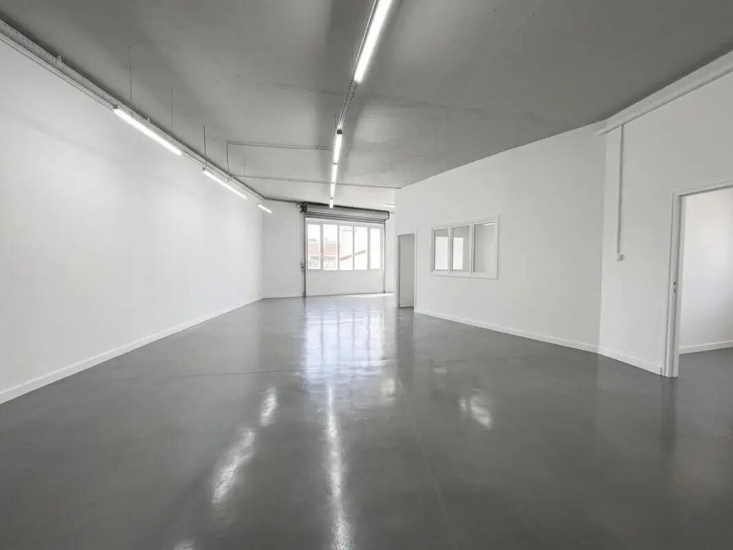 Flex in Paris for lease Interior Photo- Image 1 of 5
