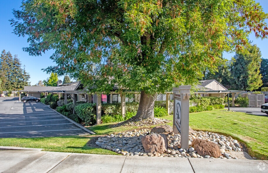 851 Fremont Ave, Los Altos, CA à louer - Photo du bâtiment - Image 3 de 4