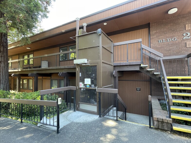 130 La Casa Via, Walnut Creek, CA à louer - Photo du bâtiment - Image 2 de 3