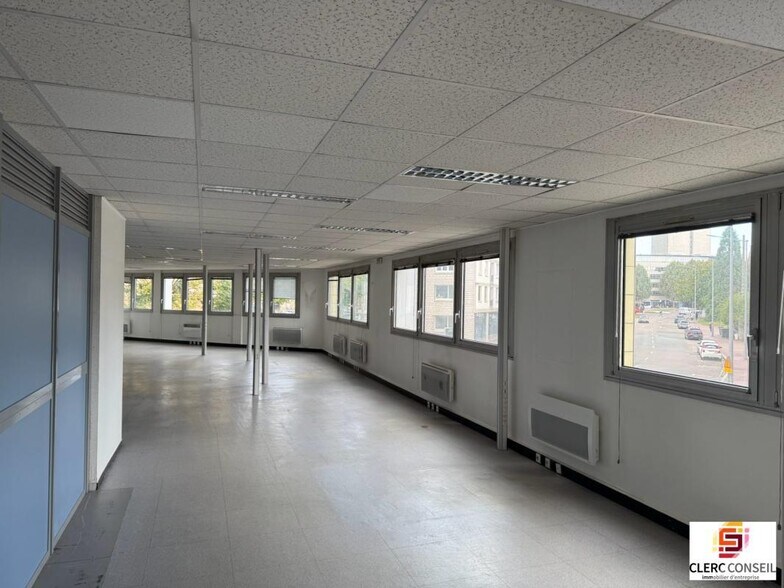 Office in Rouen for lease - Interior Photo - Image 2 of 12