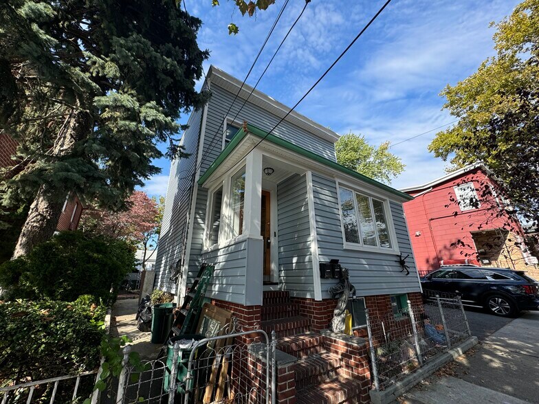 1532 125th St, College Point, NY à vendre - Photo du bâtiment - Image 2 de 13