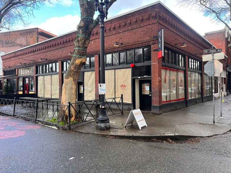 36-50 SW 3rd Ave, Portland, OR à louer - Photo du bâtiment - Image 2 de 4