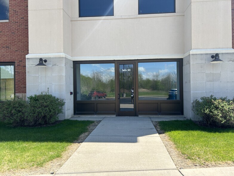 Holly Rd, Grand Blanc, MI à louer - Photo du bâtiment - Image 2 de 8