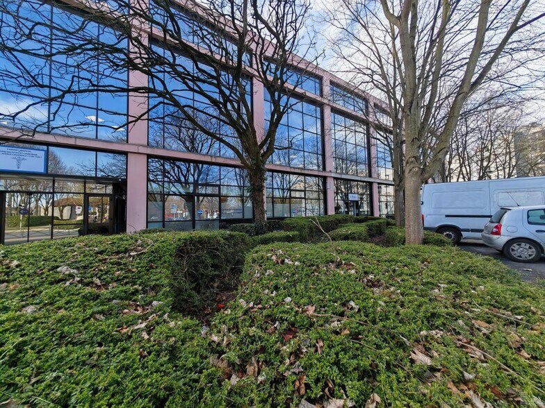 Bureau dans Torcy à louer - Photo du bâtiment - Image 3 de 18