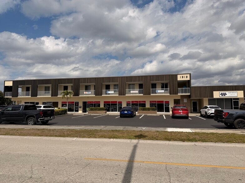 1919 Courtney Dr, Fort Myers, FL à louer - Photo principale - Image 1 de 4