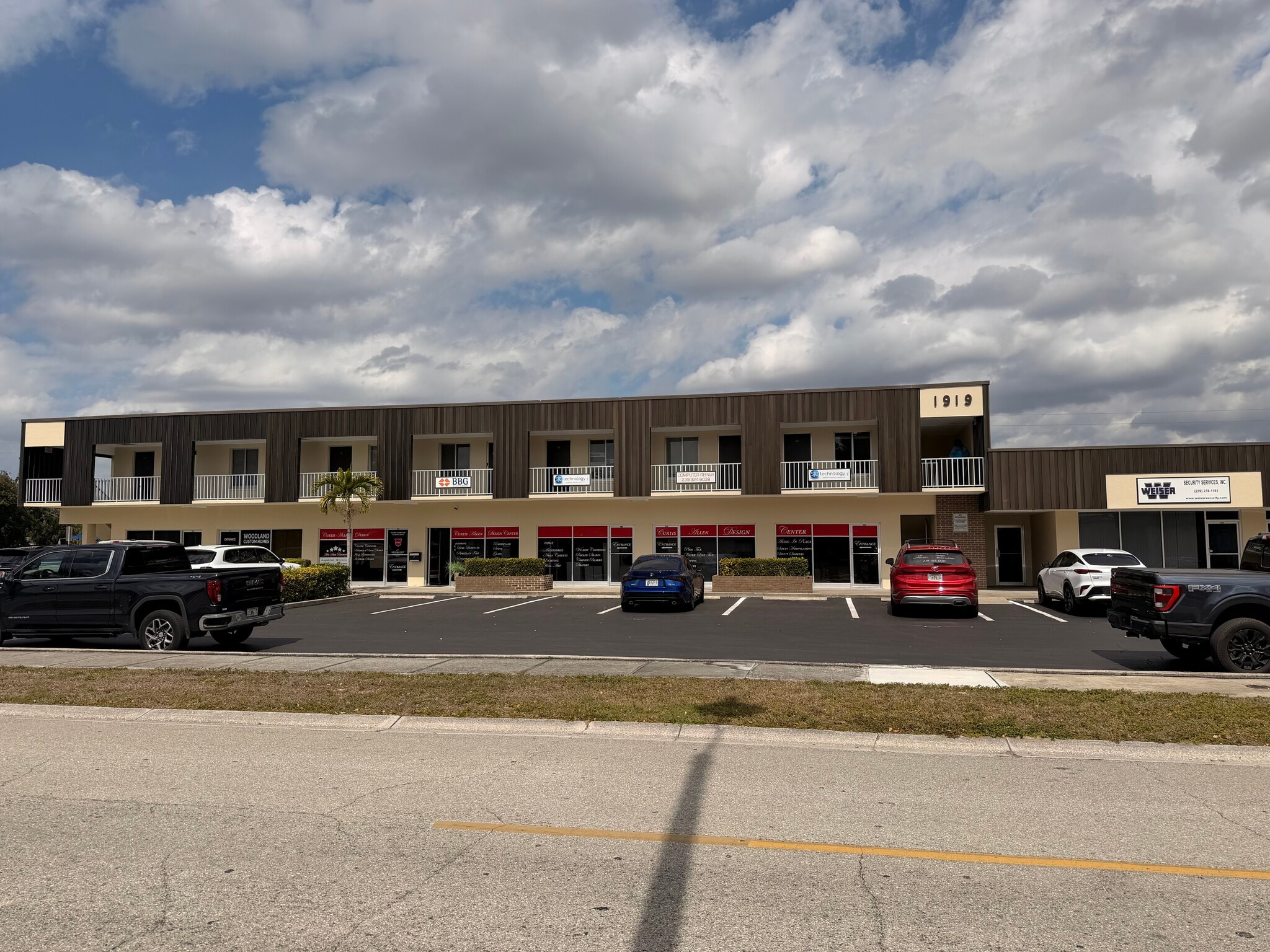 1919 Courtney Dr, Fort Myers, FL for lease Primary Photo- Image 1 of 5