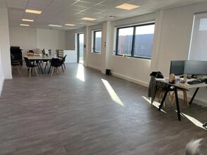 Flex in SAINT-OUEN-L'AUMONE for lease Building Photo- Image 1 of 5