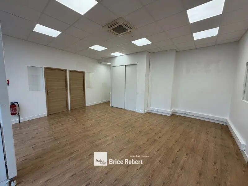 Retail in Lyon for lease Interior Photo- Image 1 of 6