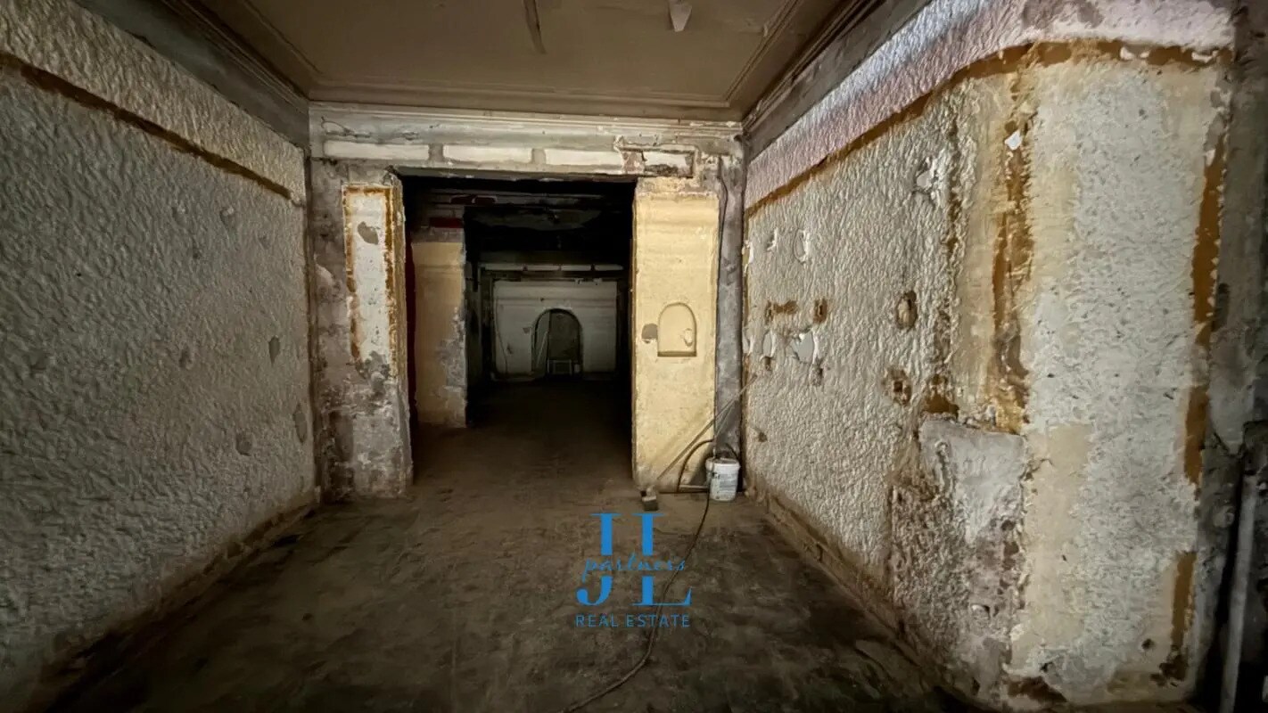 Retail in Bordeaux for lease Interior Photo- Image 1 of 6