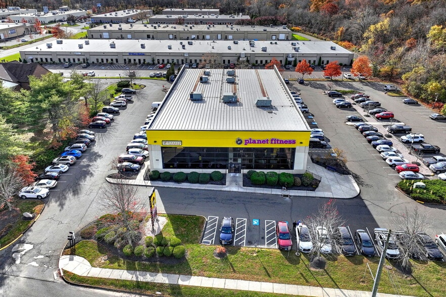 469 E Main St, Branford, CT à vendre - Photo du bâtiment - Image 2 de 10