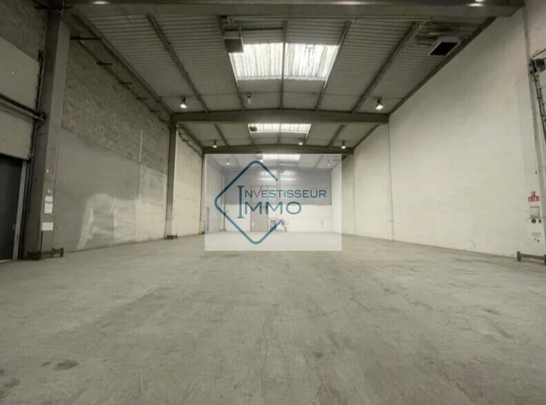 Flex in Noisy Le Sec for lease - Interior Photo - Image 3 of 4