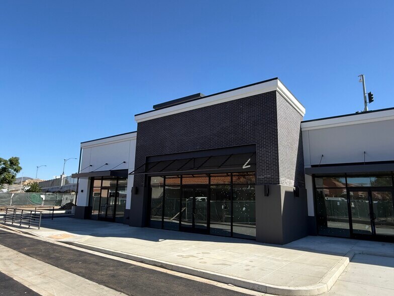 2095 E Orangethorpe Ave, Placentia, CA à louer - Photo du bâtiment - Image 3 de 9