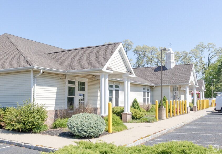 635 Cranbury Rd, East Brunswick, NJ for lease - Building Photo - Image 3 of 4