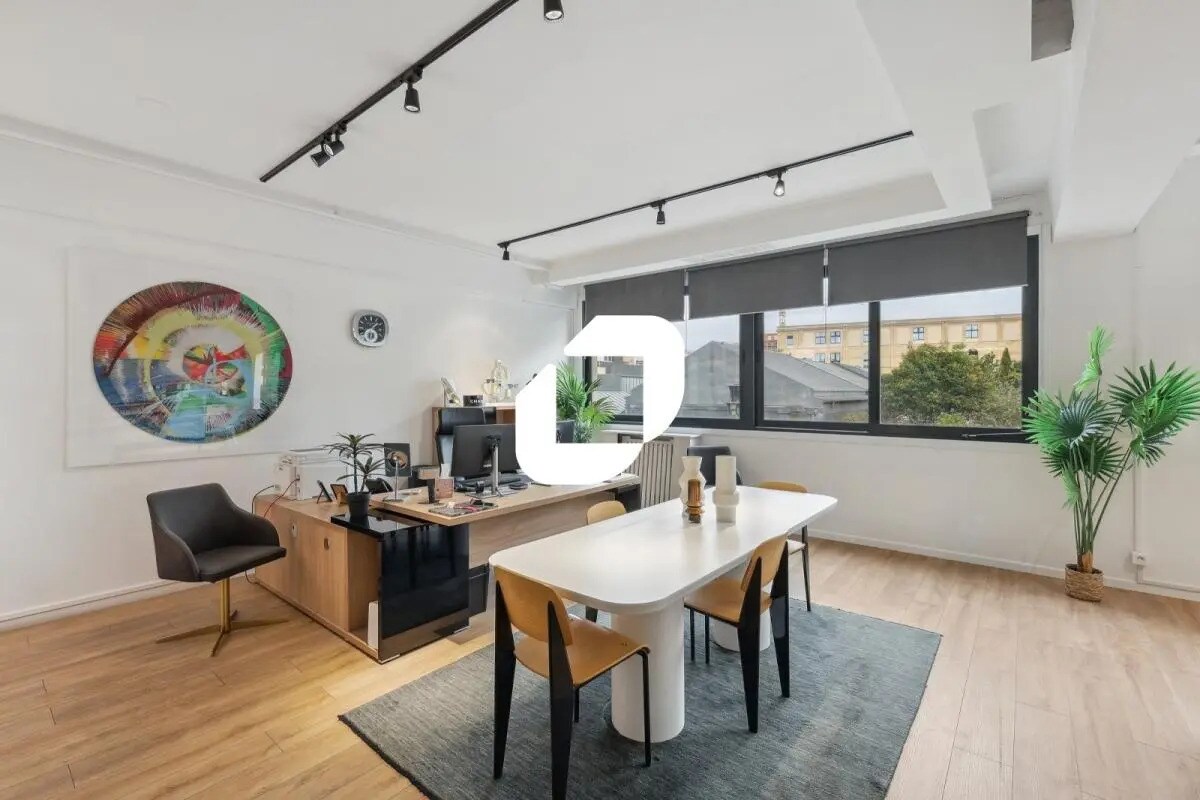 32 Bis Rue De Paradis, Paris for sale Interior Photo- Image 1 of 40