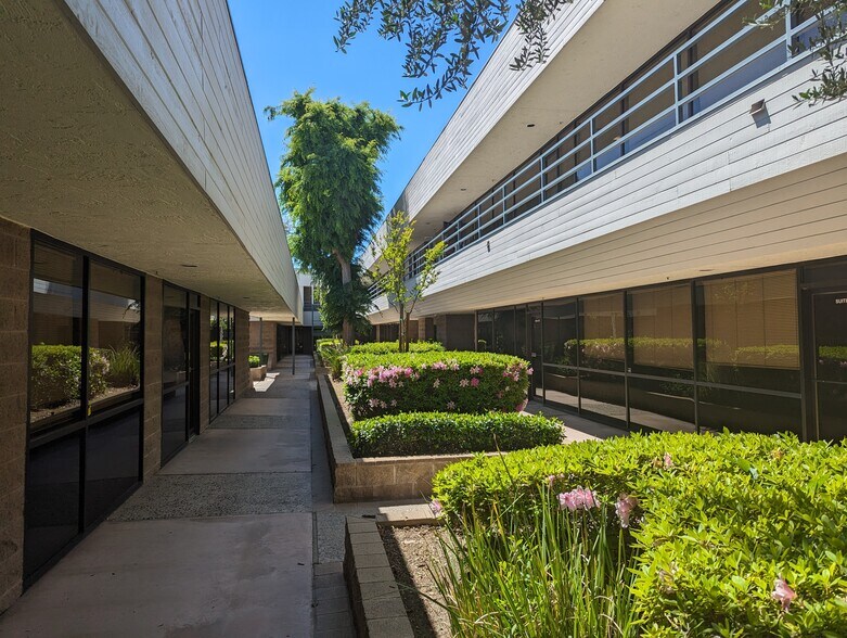 5100 California Ave, Bakersfield, CA à louer - Photo du bâtiment - Image 3 de 21