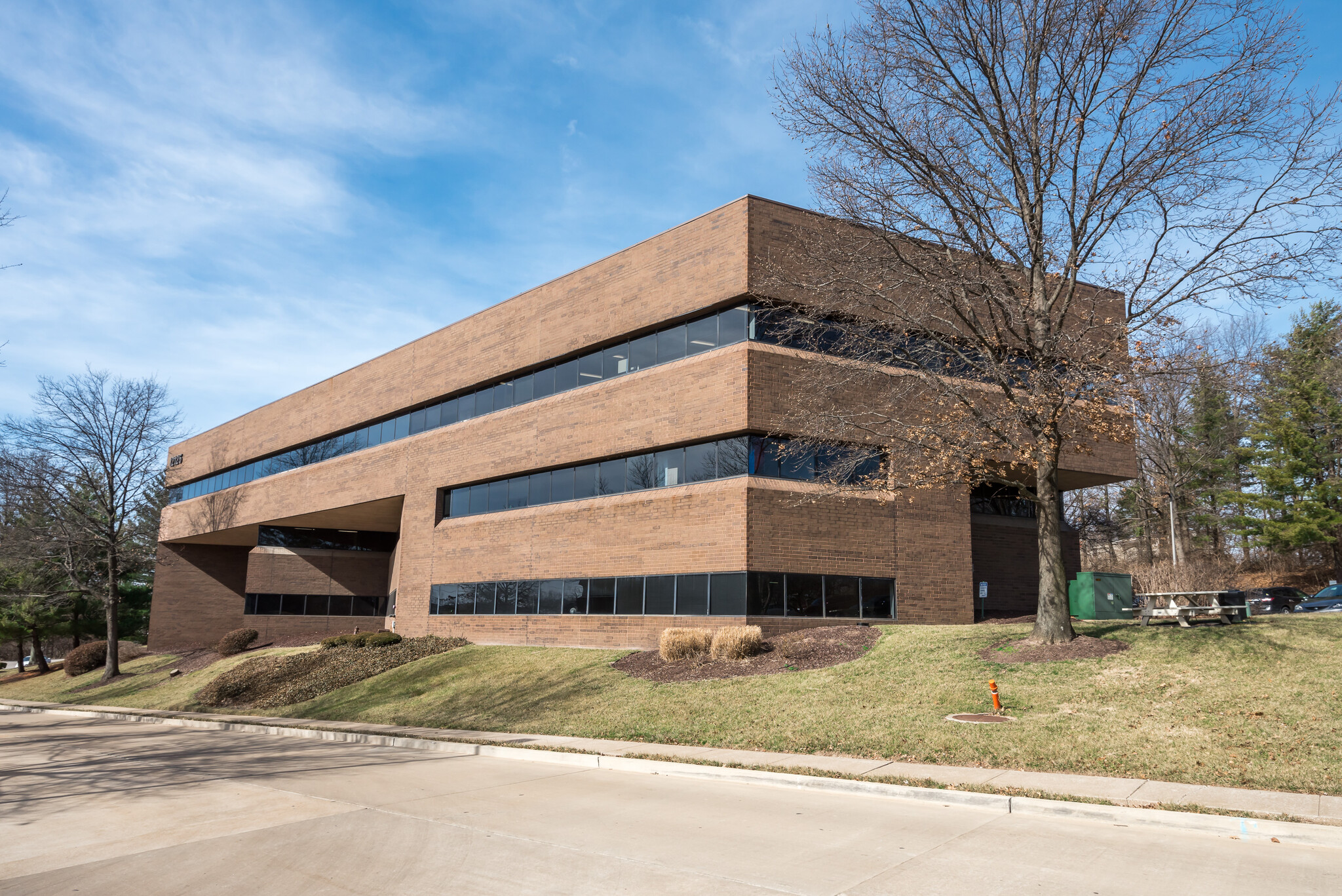 12125 Woodcrest Executive Dr, Creve Coeur, MO for lease Building Photo- Image 1 of 13