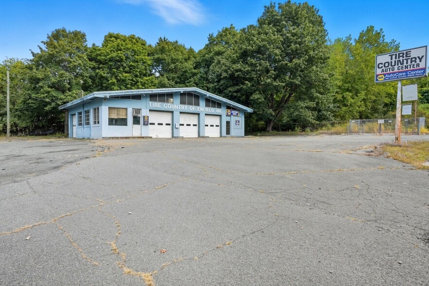 Automotive Building w/ Adjacent Land portfolio of 2 properties for sale on LoopNet.ca - Building Photo - Image 3 of 16