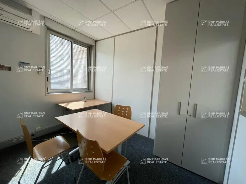 17-19 Rue Jean Bourgey, Villeurbanne for lease - Interior Photo - Image 3 of 12