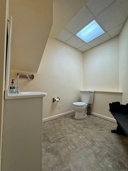 105 Crescent Ave, Louisville, KY for lease - Interior Photo - Image 2 of 5