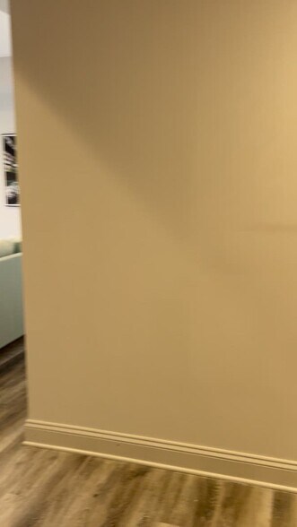 901 Glyndon St SE, Vienna, VA à louer - Vidéo sur l’inscription commerciale - Image 2 de 11