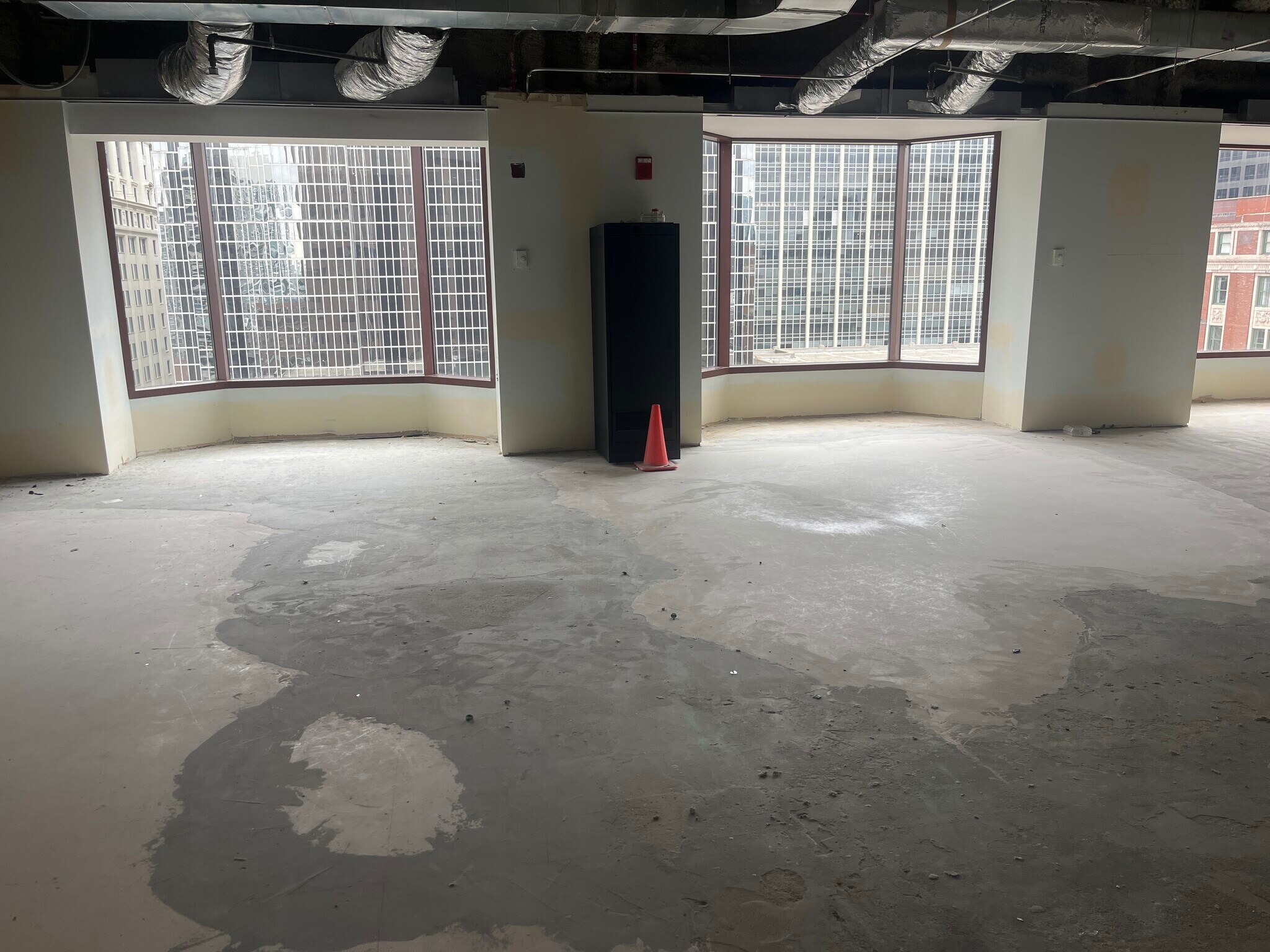 425 S Financial Pl, Chicago, IL for lease Building Photo- Image 1 of 3