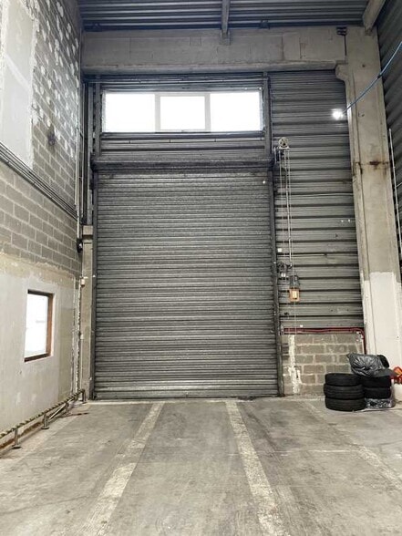 Flex in Sucy-en-Brie for lease - Interior Photo - Image 3 of 18